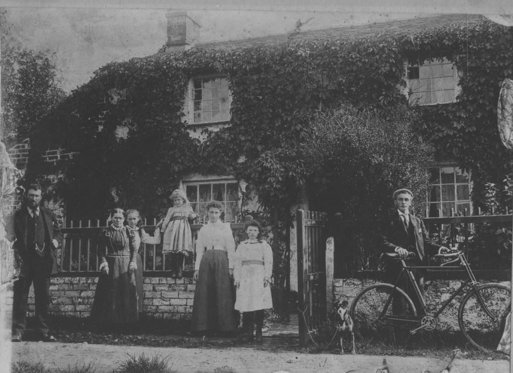 F2139 - The Maw family in 1898 at Moss Terrace Foxfileld