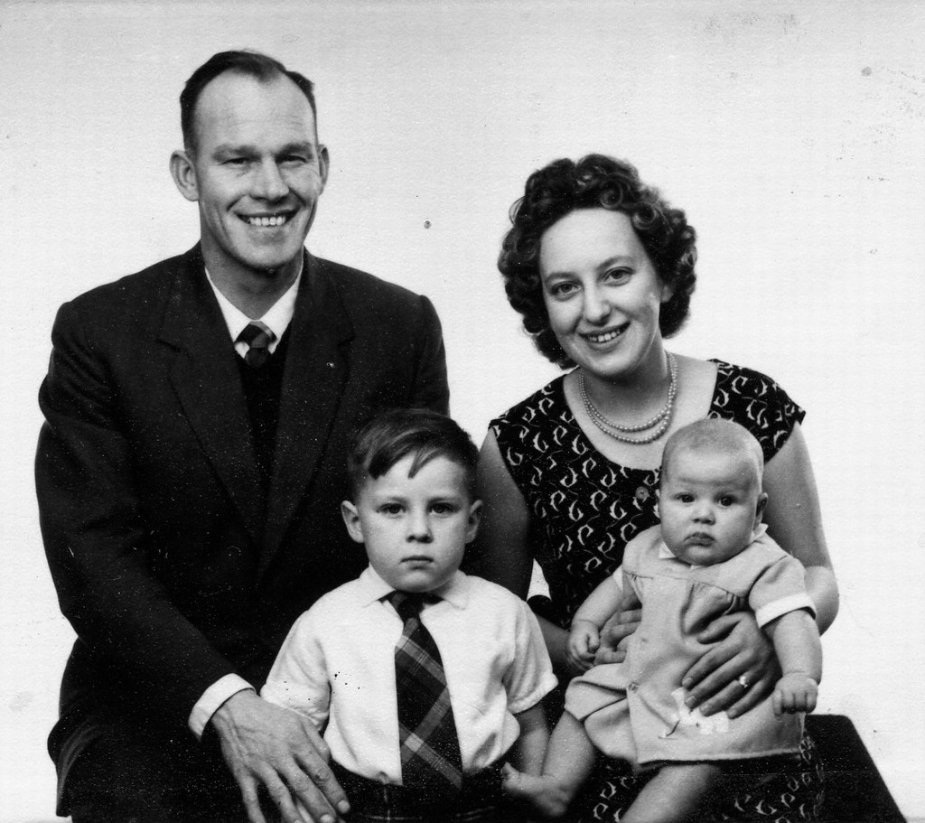 M3636 - David Barrier - Enid Maw and 2 children